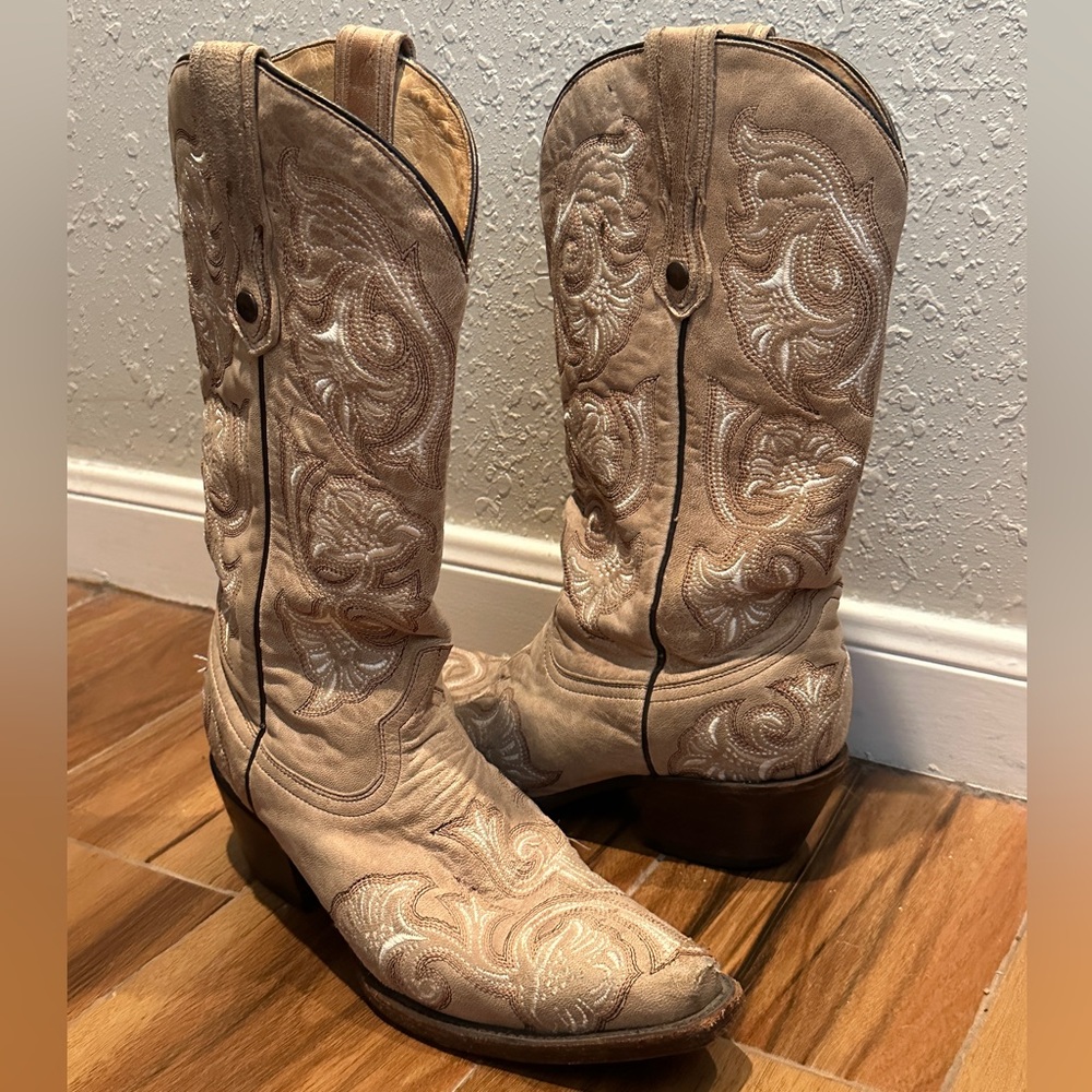 Cowboy boots with white embroidery